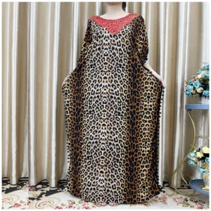 Gandoura Léopard et Rouge Paris - Kaftan Papillon Sauvage pour France, Maroc, Algérie, Canada et Belgique