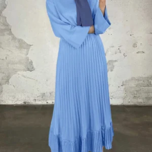 Robe Longue Plissée Bleu Ciel Paris - Tenue Modest Fashion Chic pour France, Canada, Belgique et Maghreb