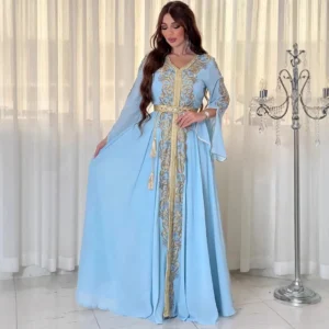 Caftan de Mariage Bleu Ciel – Robe de Soirée Royale avec Broderies Or et Ceinture Bijou