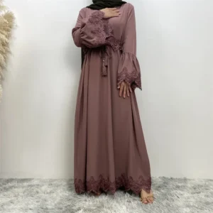 Abaya Tunisienne Vieux Rose avec Dentelle Guipure  à Manches Volantées et Ceinture Gland